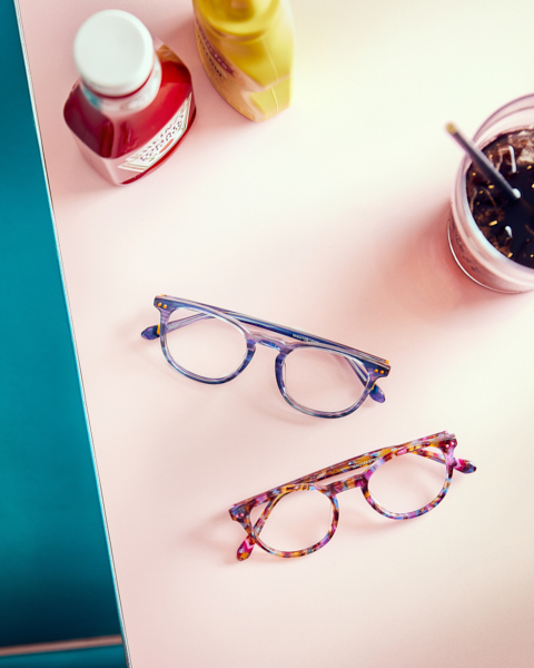 Photographie lifestyle de packshot des lunettes Atol de la collection Way, mise en scène dans un diner américain.