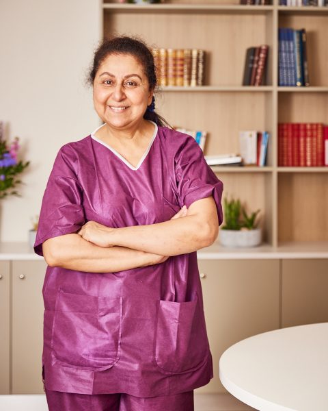 Photographie-corporate-ehpad-portrait-aide-soignante-souriante-Clinalliance