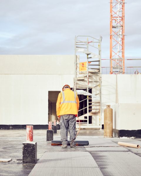 Photographie-corporate-ouvrier-qui-coule-béton-Demathieu-Bard