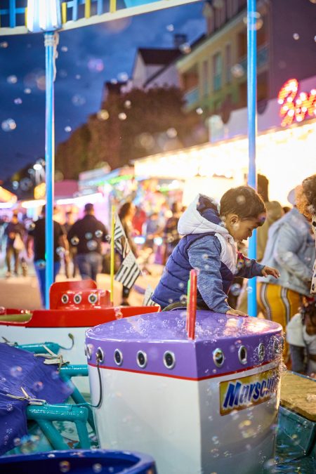 Photographie-évènementiel-Foire-et-fête-foraine-Arpajon-enfant-manège