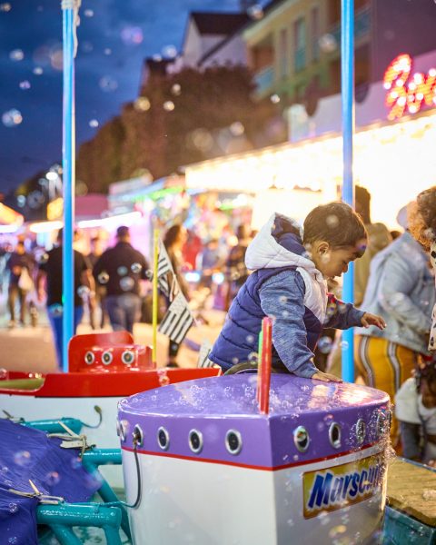 Photographie-évènementiel-Foire-et-fête-foraine-Arpajon-enfant-manège