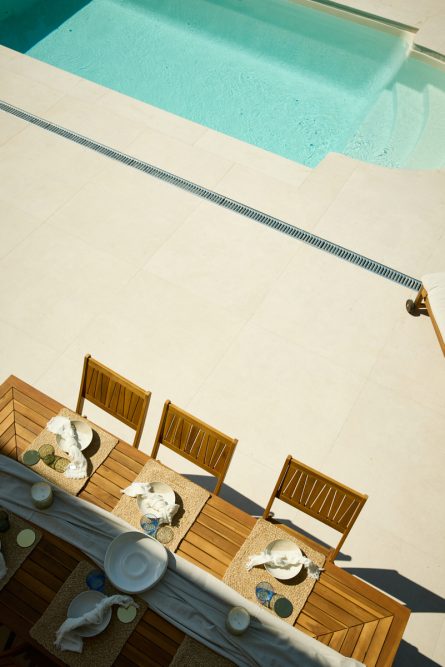photographie-architecture-villa-d'architecte-table-exterieur-et-piscine